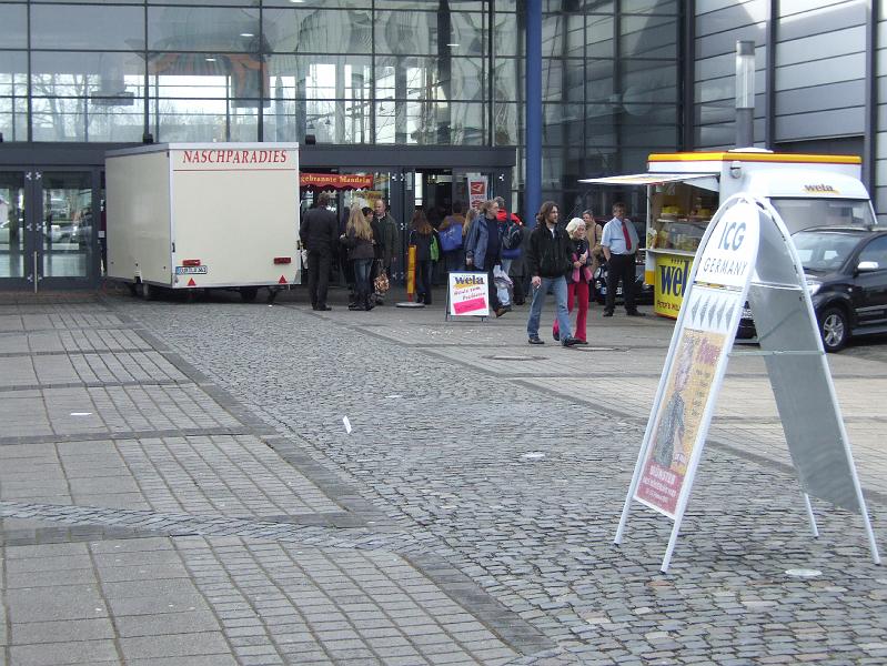 041.JPG - Wer nach der Messe noch etwas gegen die schlanke Linie machen wollte oder seinen BZ erhhen musste, konnte sich hier im Naschparadies versorgen.